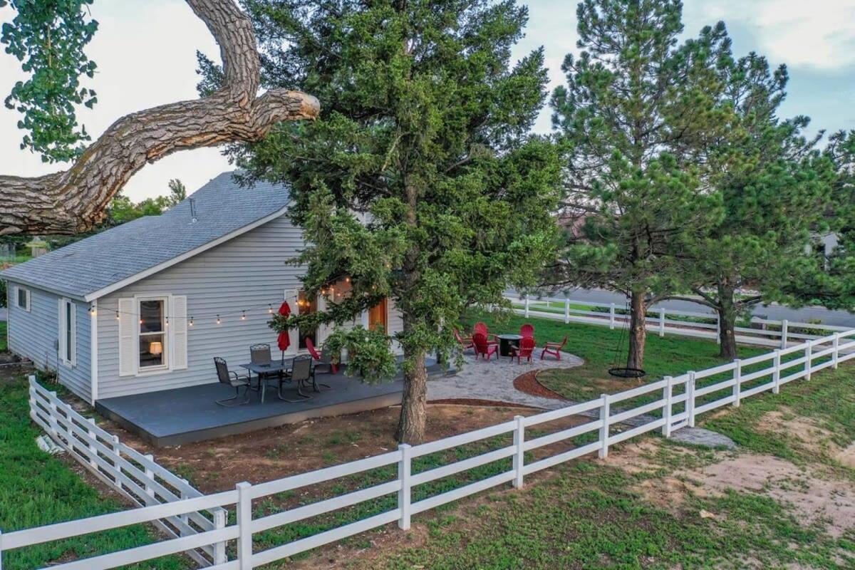 Old Farmhouse Downtown Monument Villa Exterior photo