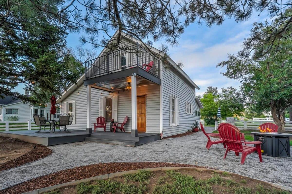 Old Farmhouse Downtown Monument Villa Exterior photo